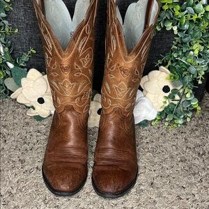 Ariat Women's Heritage R Toe Western Boots in distressed brown.